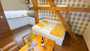 Postel nebo postele na pokoji v ubytování Apartmány U Dvou Smrků