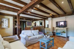 uma sala de estar com dois sofás e uma televisão em El Nogal De Laguna em Laguna de Cameros
