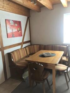 - une salle à manger avec une table et des chaises en bois dans l'établissement FeWo Stubenhocker, à Pleisweiler-Oberhofen