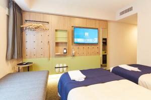 Un pat sau paturi într-o cameră la hotel MONday Premium Ueno Okachimachi