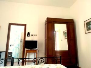 1 dormitorio con 1 cama y puerta de madera en Agriturismo La Collina Toscana, en Pieve a Maiano