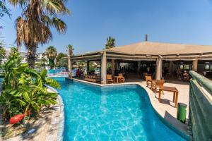 Bazén v ubytování Ayaz Aqua Beach Hotel nebo v jeho okolí