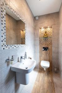 a bathroom with a sink and a mirror at Villa Balticum in Świnoujście