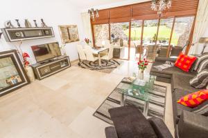 - un salon avec un canapé et une table dans l'établissement Casa Holmston, Duplex villa with hot tub in Anfi Tauro Topaz, à Mogán
