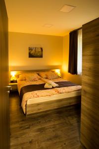 um quarto com 2 camas e paredes amarelas em Bodzaház Apartman em Tarján