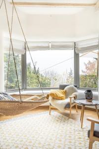 una cama colgante en una sala de estar con una gran ventana en CLOUD 7even, en Müllheim