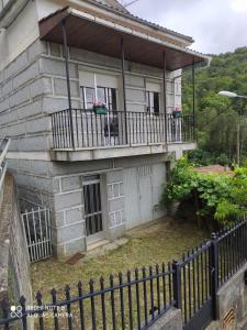 Casa con balcón y valla en Casa en Ribeira Sacra, en Viñoás