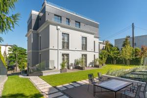 ein Bild eines Hauses mit Garten in der Unterkunft Moje Orłowo Boutique Bed & Breakfast - Adults Only in Gdynia