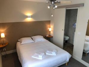 Katil atau katil-katil dalam bilik di Logis Hotel Grangier