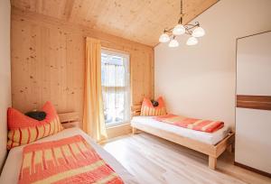um quarto com 2 camas e uma janela em Gschnitzerhof em Gschnitz