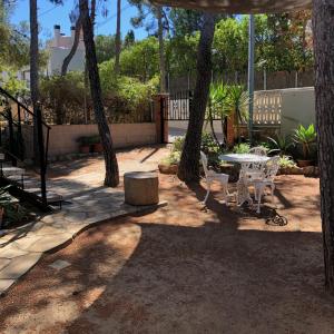 Vonkajšia záhrada v ubytovaní Entre Pinos P1 Beach Apartment
