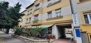 żółty budynek z napisem "hotel" w obiekcie Hotel Baross w Győr