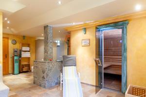 ein Bad mit einer Dusche und einer Glastür in der Unterkunft Hotel und Berggasthof Zum Sonnenhof in Sorge