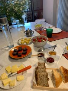 ein Tisch mit Tellern voller Essen auf einem Tisch in der Unterkunft La Melizanne in Fuveau + 8 Fotos