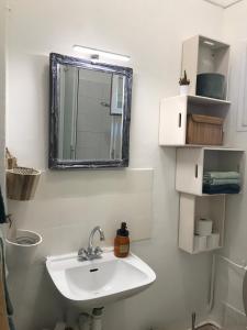La salle de bains est pourvue d'un lavabo et d'un miroir. dans l'établissement Grand F2 quartier Les Plaines, Boulouris proche mer et port Santa-Lucia, à Saint-Raphaël