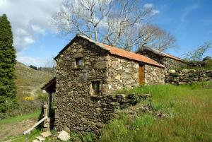 an old stone house sitting in a field at Branda da Aveleira in Branda da Aveleira