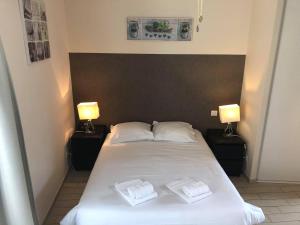 Katil atau katil-katil dalam bilik di Logis Hotel Grangier