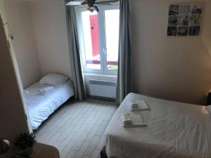 Katil atau katil-katil dalam bilik di Logis Hotel Grangier