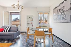 un soggiorno con tavolo e divano di San Donato Bologna Fiere Apartment a Bologna