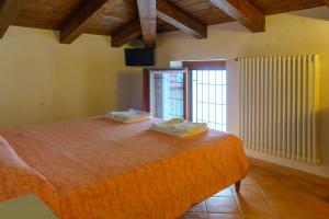 1 dormitorio con 1 cama con 2 toallas en ANTICO FRANTOIO, en Piaggine