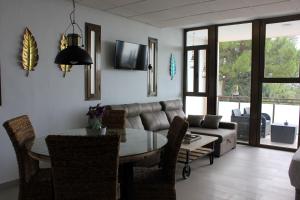 uma sala de estar com uma mesa e um sofá em Apartamentos Rurales El Mirador em Córdoba