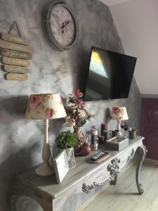 TV a/nebo společenská místnost v ubytování Chambres d'hôtes Nuits Campagnardes
