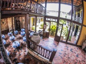 an overhead view of a room with tables and chairs at OYO Hotel La Dolce Vita, Rio das Ostras in Rio das Ostras