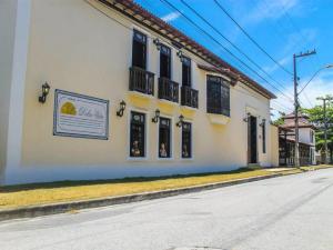 a building with a sign on the side of a street at OYO Hotel La Dolce Vita, Rio das Ostras in Rio das Ostras