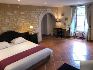 Katil atau katil-katil dalam bilik di Logis Hotel Grangier