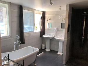 Bilik mandi di Logis Hotel Grangier