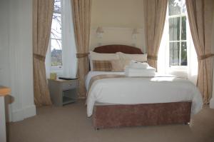 Lubnaig Guest House في كالالندر: غرفة نوم بسرير ونافذة كبيرة