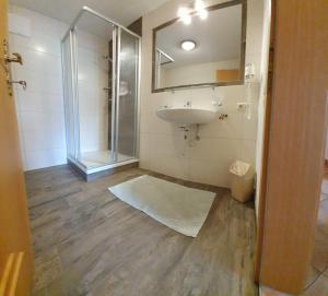 Koupelna v ubytování Gästehaus Flörl 1 + 16 fotografií