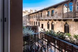 einen Blick vom Balkon eines Gebäudes in der Unterkunft Relais Balcone di Giulietta in Verona