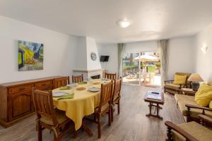 uma sala de jantar com mesa e cadeiras em Moradias Villas Joinal em Albufeira