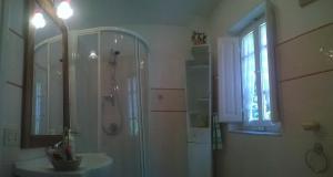 a bathroom with a shower, sink, and mirror at B&B Il Casale delle Pianacce in Castiglione di Garfagnana