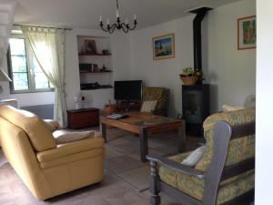 sala de estar con sofá, sillas y mesa en Maison Majorelle en Moussoulens