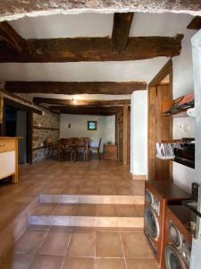 Cottage Modrich في ستروغا: غرفة معيشة كبيرة بسقوف خشبية