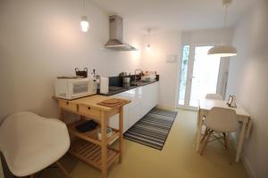 una pequeña cocina con mesa y microondas en Apartamento Tipo Loft en Somo