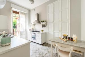 A kitchen or kitchenette at Trastevere Decò Apartment