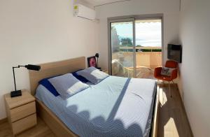 Postel nebo postele na pokoji v ubytování Superbe 2P vue mer, ensoleillé, piscine + 37 fotografií