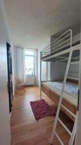 1 dormitorio con 2 literas y ventana en Old School Villa, en Nova Vas