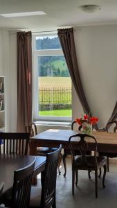 d'une salle à manger avec une table et une fenêtre. dans l'établissement Old School Villa, à Nova Vas