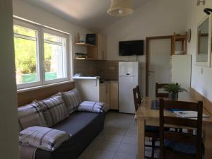 ein Wohnzimmer mit einem Sofa und einem Tisch in der Unterkunft Contessa robinson house in Korčula