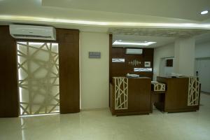 an office with a lobby with a door and a desk at منزال الحزم للشقق المخدومة in Al Rass