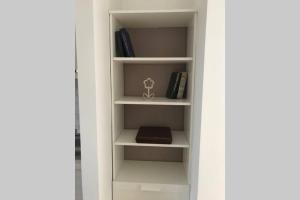 Η βιβλιοθήκη του διαμερίσματος