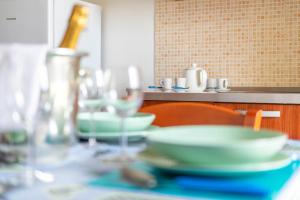 un tavolo con sopra piatti e ciotole di Residence Catona a Otranto Altre 213 foto