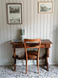 einen Holzschreibtisch mit Stuhl in einem Zimmer in der Unterkunft Via Funicolare in Brunate