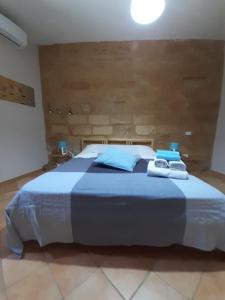 アグリジェントにあるCala dei Tufiのベッドルーム1室(ブルーベッド1台、タオル2枚付)