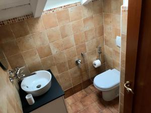 un baño con inodoro y lavabo en La Gora, tra mare e sentieri, en Lerici 21 fotos más