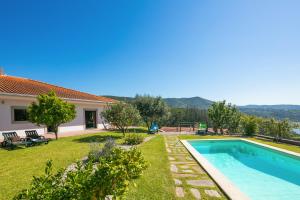ein Bild einer Villa mit Swimmingpool in der Unterkunft Stunning 3-bed-2-bath villa over Douro River;Porto city - WIFI-sleep 6-10 in Aveiro